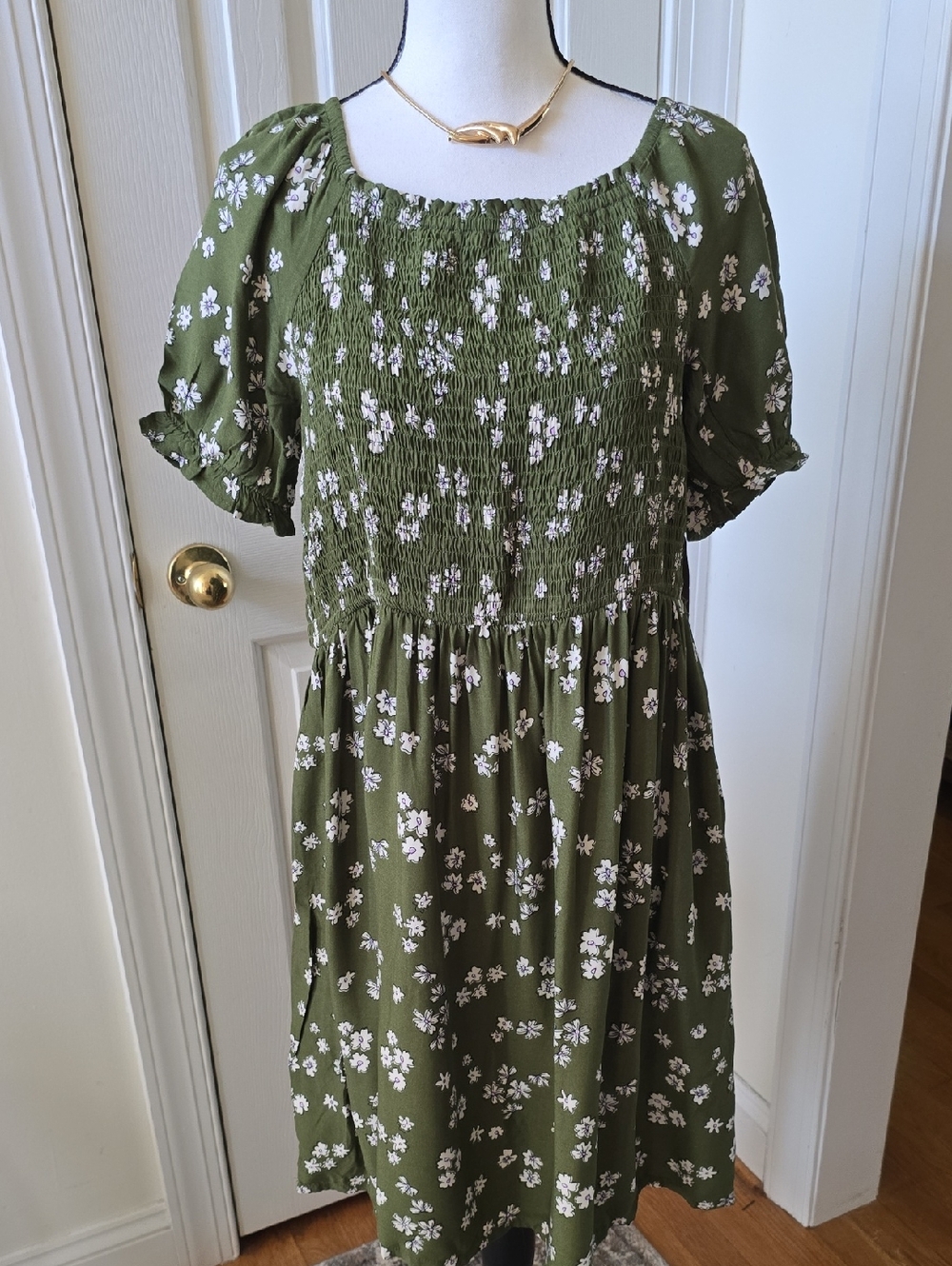 THEREABOUTS BRAND GIRLS PLUS  GREEN & WHITE FLORAL SMOCKING DRESS SIZE 2XL 20.5P